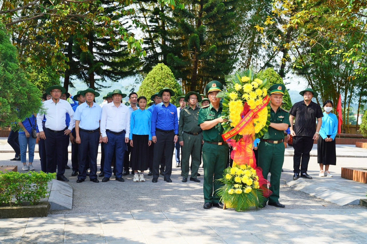 Đoàn công tác T.Ư Đoàn dâng hương tưởng niệm các Anh hùng liệt sĩ tại Khu di tích lịch sử Quốc gia Pò Hèn. Ảnh: Châu Linh