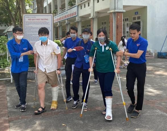 Thí sinh đặc biệt được đội thanh niên tình nguyện hỗ trợ tận tình khi di chuyển. Ảnh: Thành Đoàn Hà Nội. Thí sinh đặc biệt được đội thanh niên tình nguyện hỗ trợ tận tình khi di chuyển. Ảnh: Thành Đoàn Hà Nội.