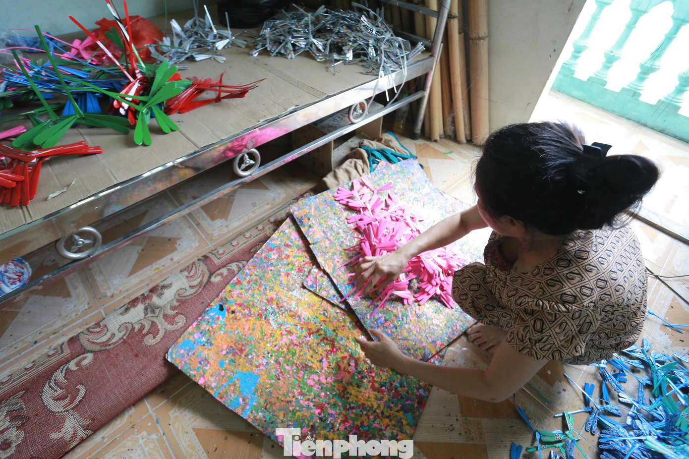 Cô Xoan phân loại từng màu để đóng gói, mỗi gói sẽ có 10 con chuồn chuồn tre với đủ màu sắc khác nhau.