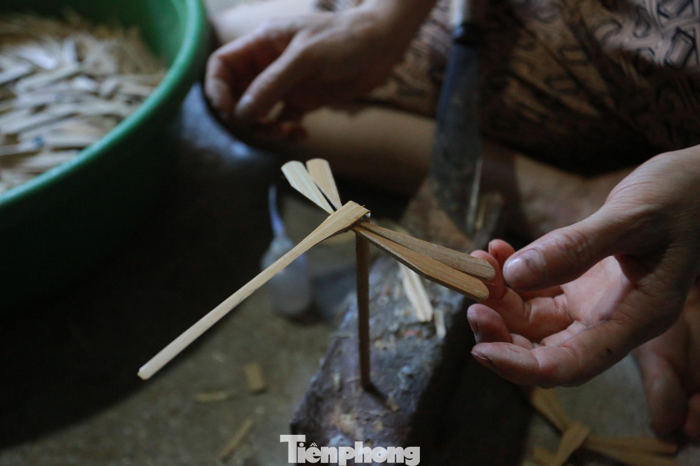 Sau khi gắn cánh lên thân con chuồn chuồn, người thợ đòi hỏi sự khéo léo và tỉ mỉ để kiểm tra độ cân bằng. Đây được xem là công đoạn quan trọng và khó nhất để quyết định sự hoàn thiện của một con chuồn chuồn tre.