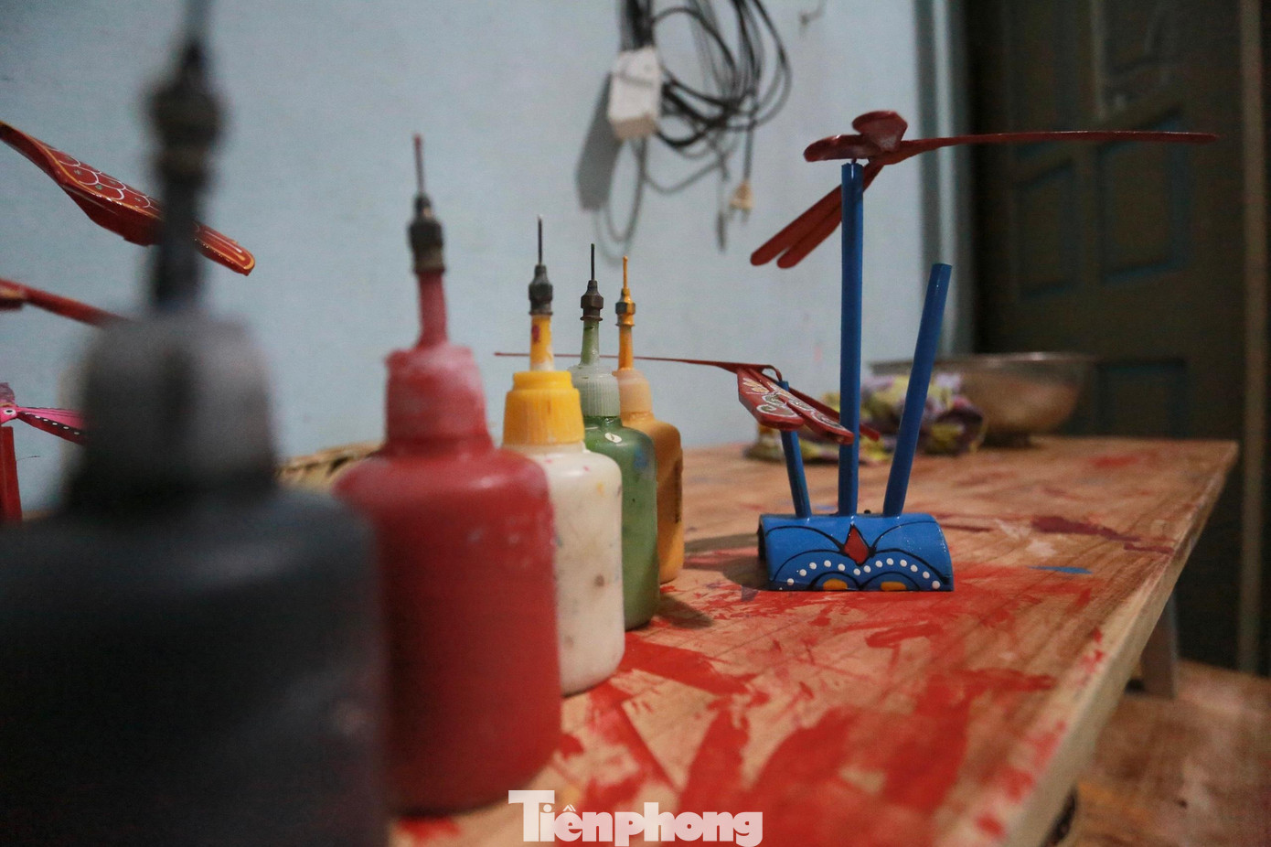 Các lọ màu để vẽ họa tiết có gắn đầu bằng kim tiêm để giữ được nét mỏng, nhỏ, tinh tế nhất.