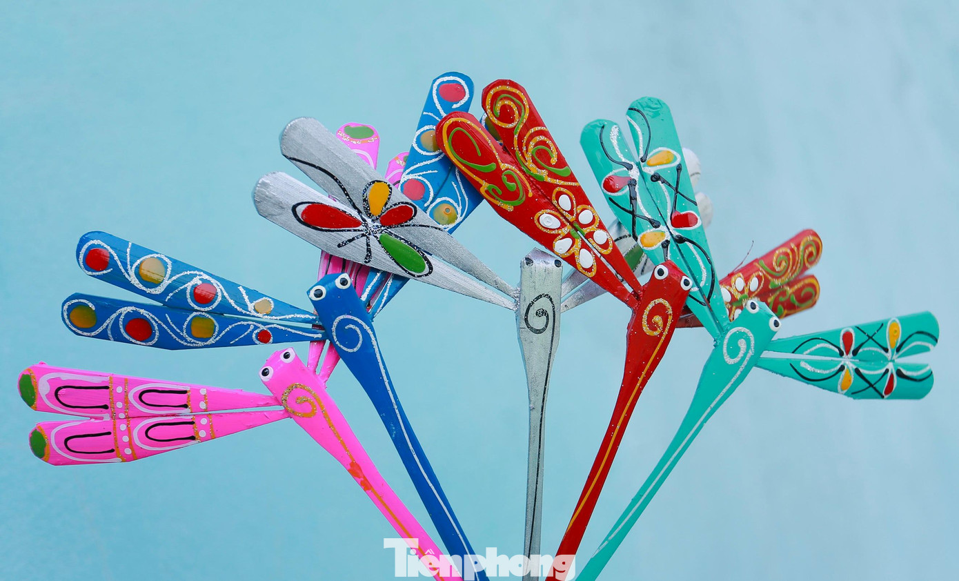 Cận cảnh những con chuồn chuồn tre đã được hoàn thiện.
