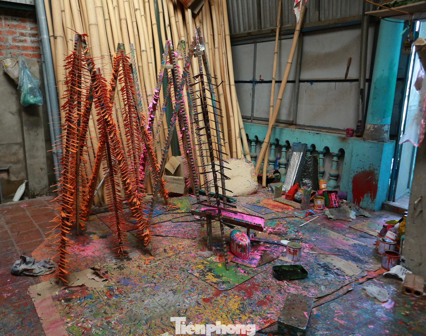 Toàn cảnh khu phơi những con chuồn chuồn đã được sơn màu.