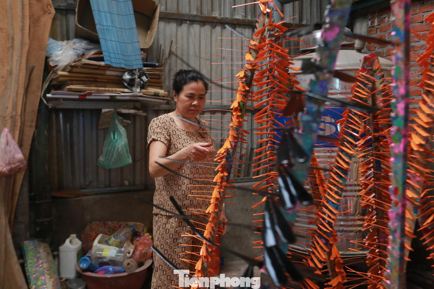 Công đoạn phơi khô sau khi sơn màu chuồn chuồn cũng tốn khá nhiều thời gian.