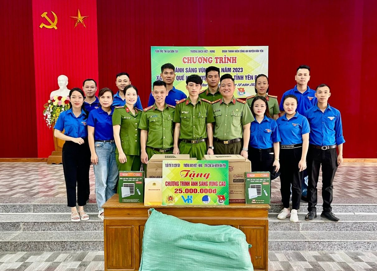 Những phần quà thiết thực của tuổi trẻ công an 2 đơn vị dành tặng cho bà con nhân dân, các em học sinh có hoàn cảnh khó khăn. Những phần quà thiết thực của tuổi trẻ công an 2 đơn vị dành tặng cho bà con nhân dân, các em học sinh có hoàn cảnh khó khăn.