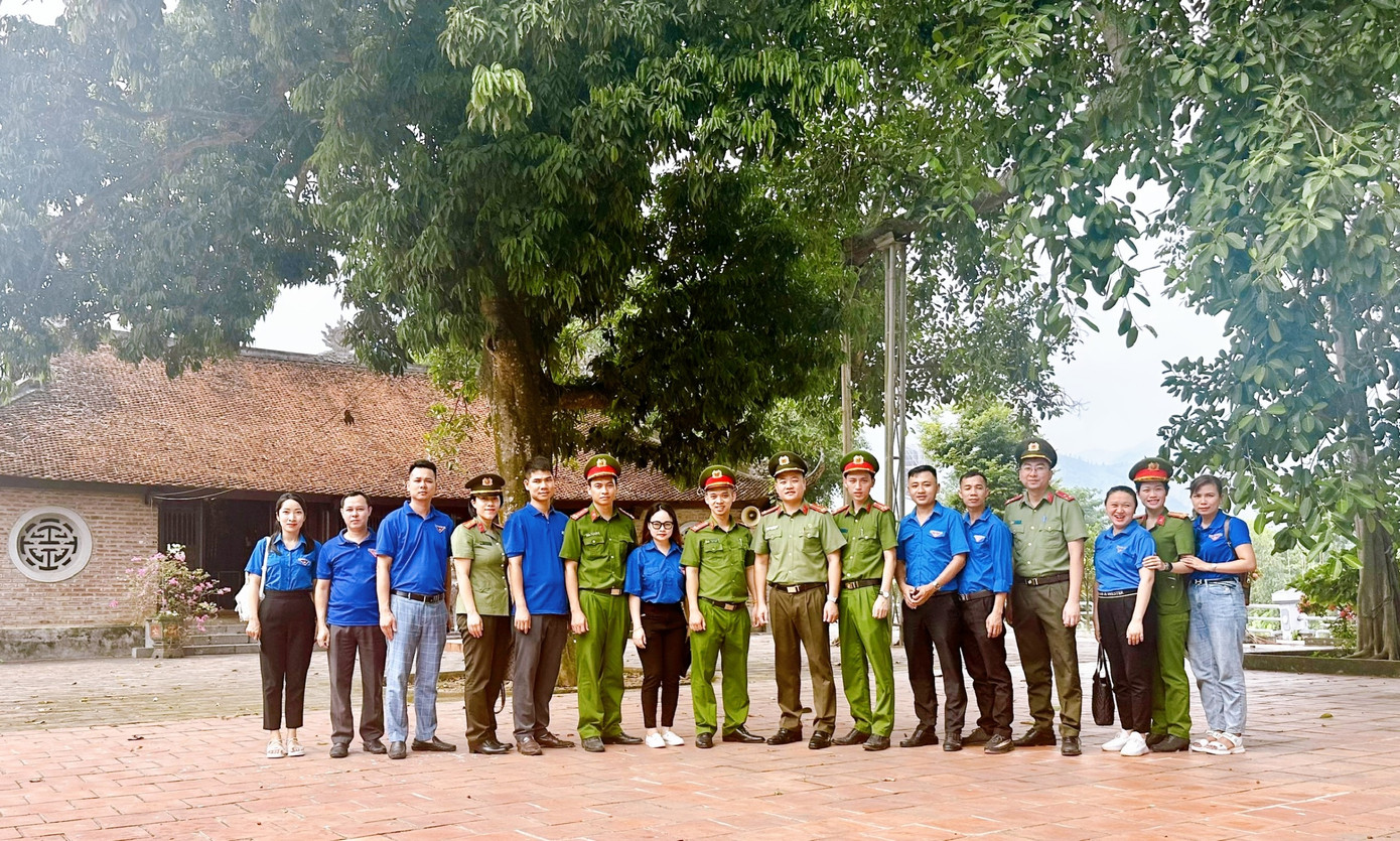 Việc khánh thành công trình "Thắp sáng vùng cao" Tây Bắc của tuổi trẻ công an Sơn Tây nhằm hướng đến kỷ niệm 67 năm ngày truyền thống Hội Liên hiệp Thanh niên Việt Nam. Việc khánh thành công trình "Thắp sáng vùng cao" Tây Bắc của tuổi trẻ công an Sơn Tây nhằm hướng đến kỷ niệm 67 năm ngày truyền thống Hội Liên hiệp Thanh niên Việt Nam.