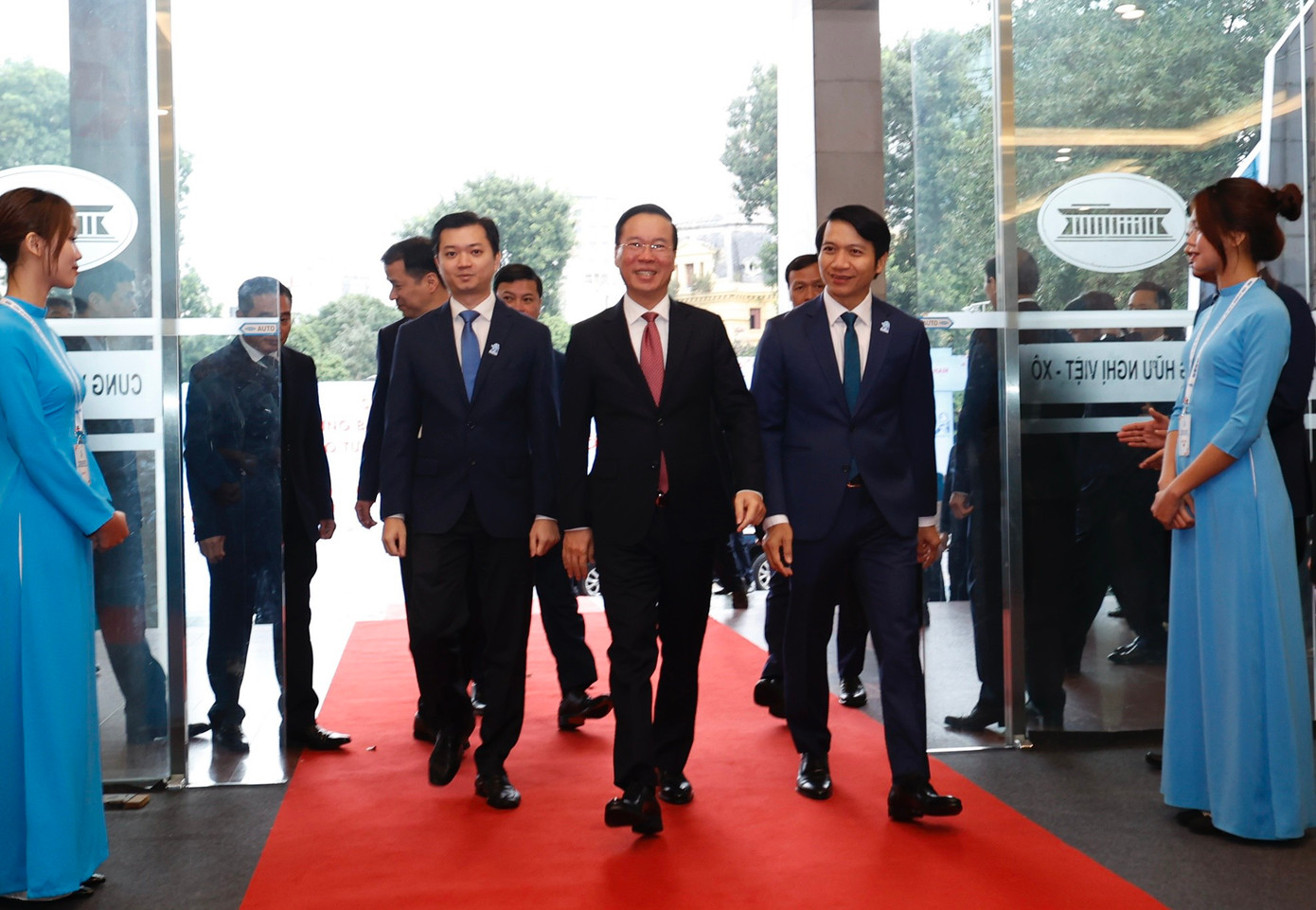 Chủ tịch nước Võ Văn Thưởng cùng các lãnh đạo, nguyên lãnh đạo Đảng, Nhà nước và các mẹ Việt Nam Anh hùng, lãnh đạo T.Ư Đoàn, T.Ư Hội Sinh viên Việt Nam các thời kỳ đã về dự phiên trọng thể Đại hội đại biểu toàn quốc Hội Sinh viên Việt Nam lần thứ XI, nhiệm kỳ 2023 - 2028.