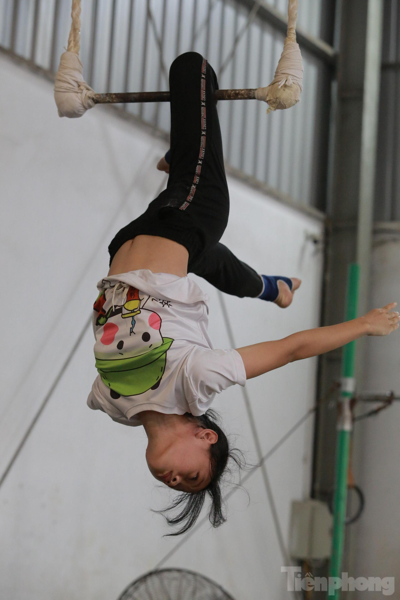 Với các bạn học viên nữ sẽ bị hạn chế về sức khỏe, tốc độ nhưng lại có ưu thế trên sân khấu. Bởi ở mỗi tiết mục biểu diễn có độ mạo hiểm cao, nữ giới nếu thực hiện sẽ toát lên sự mềm mại, truyền cảm, tạo điểm nhấn cho mỗi phần trình diễn và càng thu hút sự chú ý, quan tâm của khán giả.