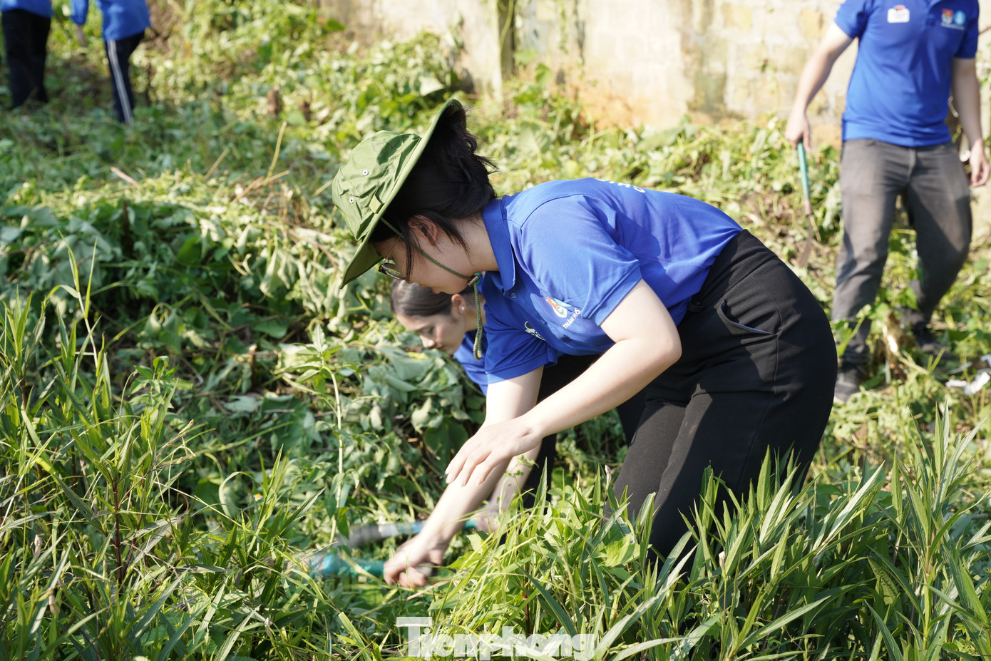 Sinh viên tình nguyện dọn dẹp, phát quang mặt bằng. Ảnh: Diệu Nhi