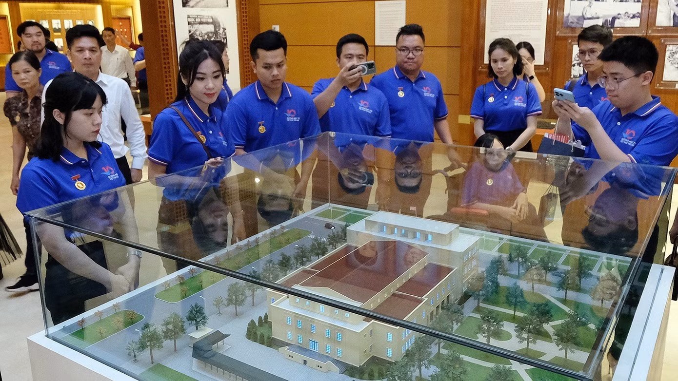 Các gương mặt trẻ thích thú khi tham quan Khu trưng bày khảo cổ dưới lòng đất của Tòa nhà Quốc hội. Các gương mặt trẻ thích thú khi tham quan Khu trưng bày khảo cổ dưới lòng đất của Tòa nhà Quốc hội.