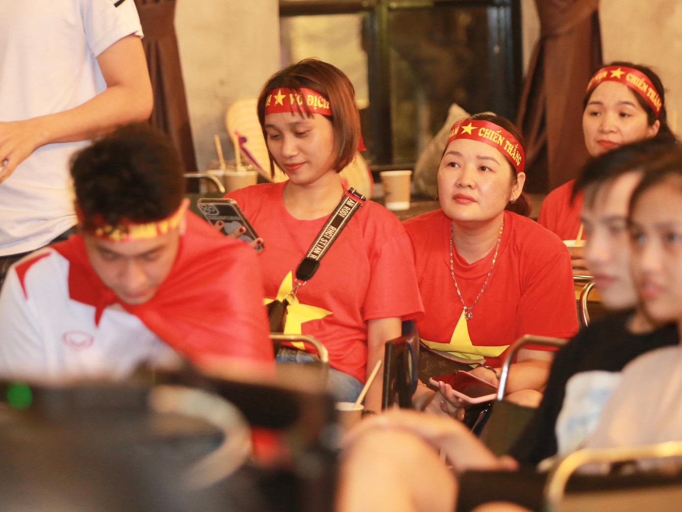 Nhiều khán giả chăm chú theo dõi trận đấu để không bỏ lỡ khoảnh khắc ấn tượng của các cầu thủ.