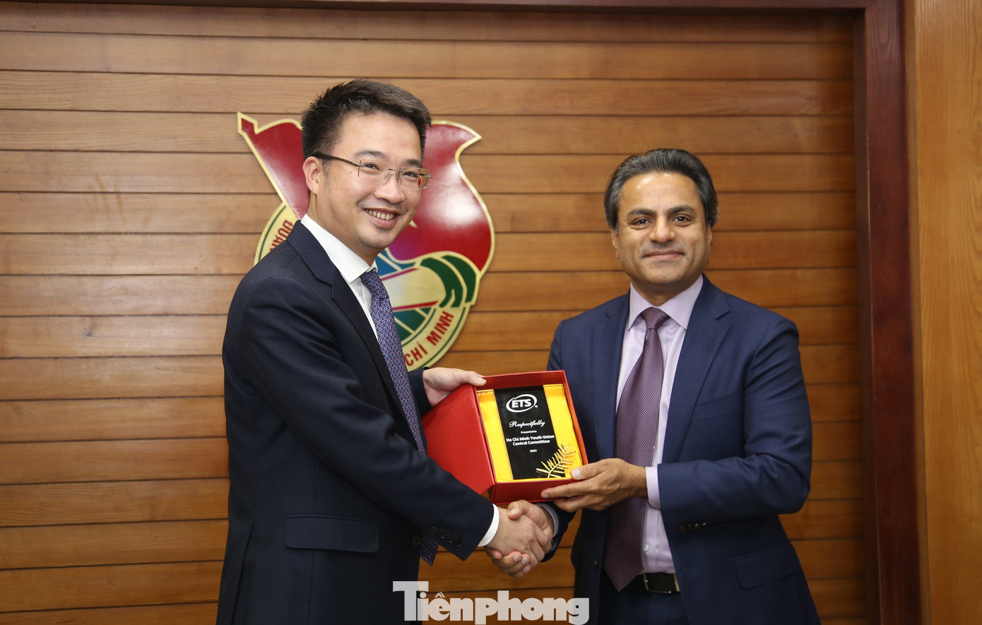 Ông Rohit Sharma tặng quà cho T.Ư Đoàn và bày tỏ sự vui mừng về những nội dung hợp tác trong tương lai. Ảnh: L.Đ.H