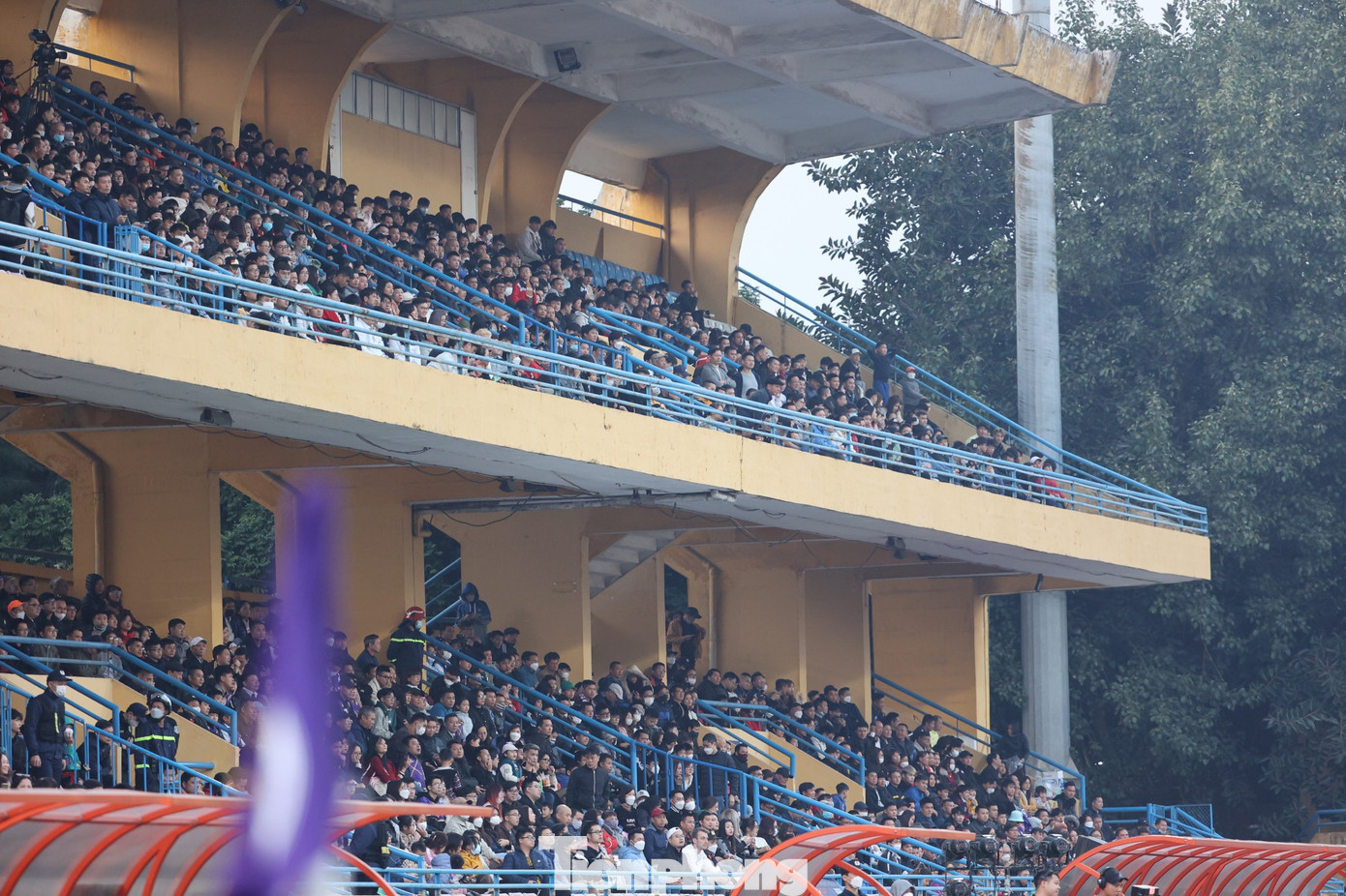 Khán giả chăm chú theo dõi trận đấu. Ảnh: Như Ý