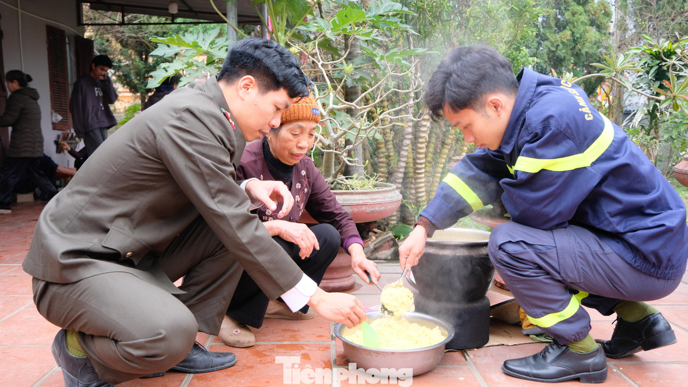 Dịp này, tuổi trẻ công an Ba Vì gói 300 chiếc bánh chưng gửi tặng người nghèo. Khoác trên mình sắc áo quân phục giản dị, người chiến sĩ công an nhân dân "gói trọn" cả tình quân dân trong từng chiếc bánh.