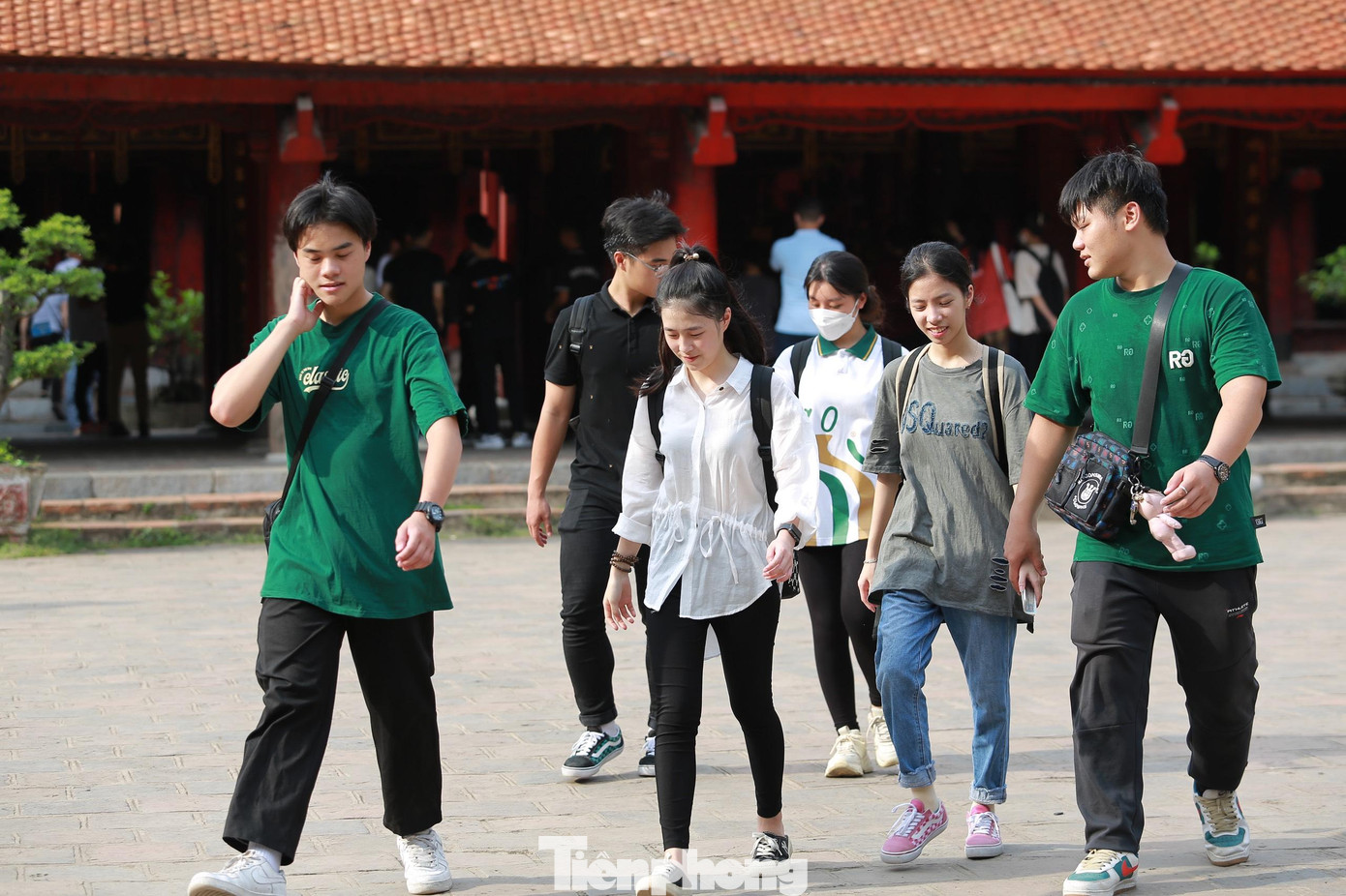 Công tác chuẩn bị cho kỳ thi tốt nghiệp THPT 2022 đang được các địa phương gấp rút chuẩn bị. Phụ huynh, học sinh dành thời gian nghỉ ngơi, chuẩn bị sức khỏe tốt, tâm lý vững vàng bước vào kỳ thi.