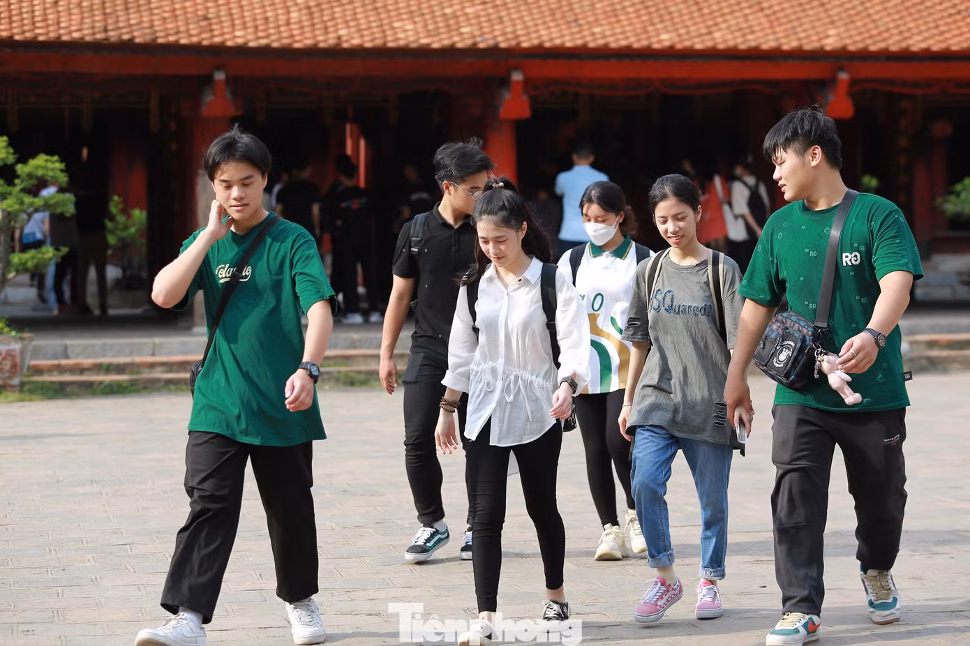 Công tác chuẩn bị cho kỳ thi tốt nghiệp THPT 2022 đang được các địa phương gấp rút chuẩn bị. Phụ huynh, học sinh dành thời gian nghỉ ngơi, chuẩn bị sức khỏe tốt, tâm lý vững vàng bước vào kỳ thi.