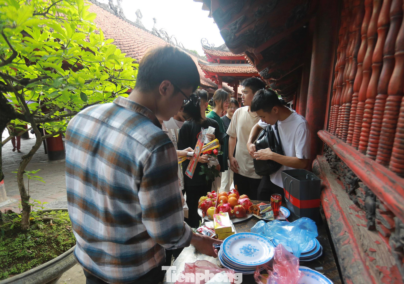 Các sĩ tử lớp 12 chuẩn bị lễ.