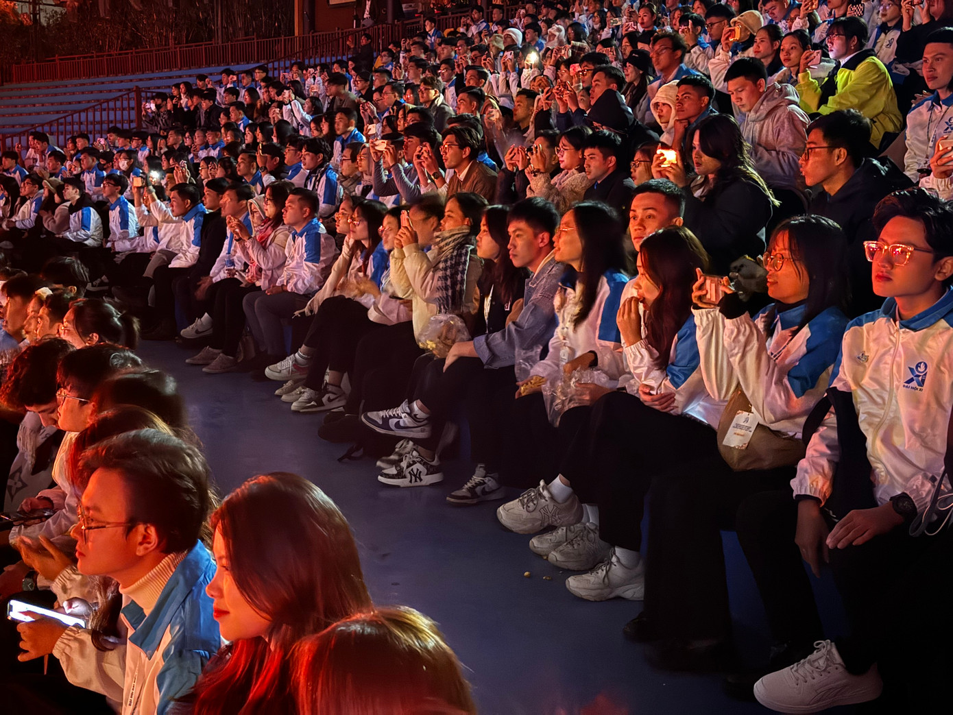 Có nhiều cảm xúc khi được thưởng thức chương trình nghệ thuật có sân khấu "thực cảnh" đầu tiên tại Việt Nam, Trần Minh Thông - Sinh viên Trường Cao đẳng nghề TP. HCM choáng ngợp trước sự đầu tư công phu, tỉ mỉ, chuyên nghiệp của các diễn viên không chuyên là những người nông dân bản địa xã Sài Sơn.