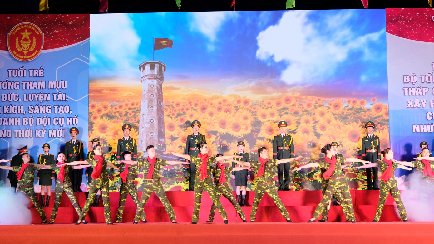 Các tiết mục văn nghệ đặc sắc mở màn chương trình. Ảnh: Châu Linh Các tiết mục văn nghệ đặc sắc mở màn chương trình. Ảnh: Châu Linh