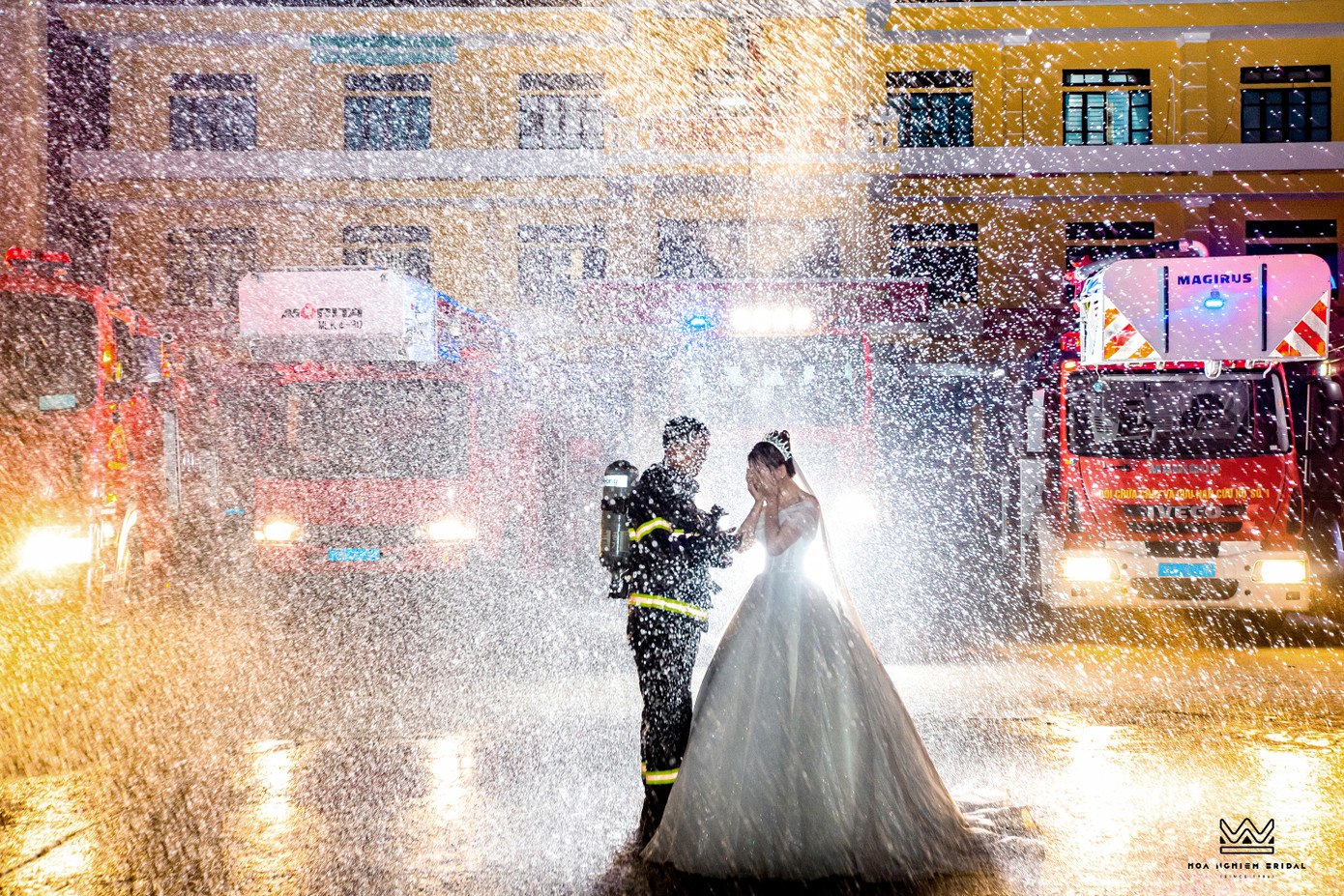 Sự sắp xếp đầy nghệ thuật của nhiếp ảnh gia và cảm xúc tự nhiên của cặp đôi đã tạo nên bộ ảnh độc lạ, ý nghĩa. Sự sắp xếp đầy nghệ thuật của nhiếp ảnh gia và cảm xúc tự nhiên của cặp đôi đã tạo nên bộ ảnh độc lạ, ý nghĩa.