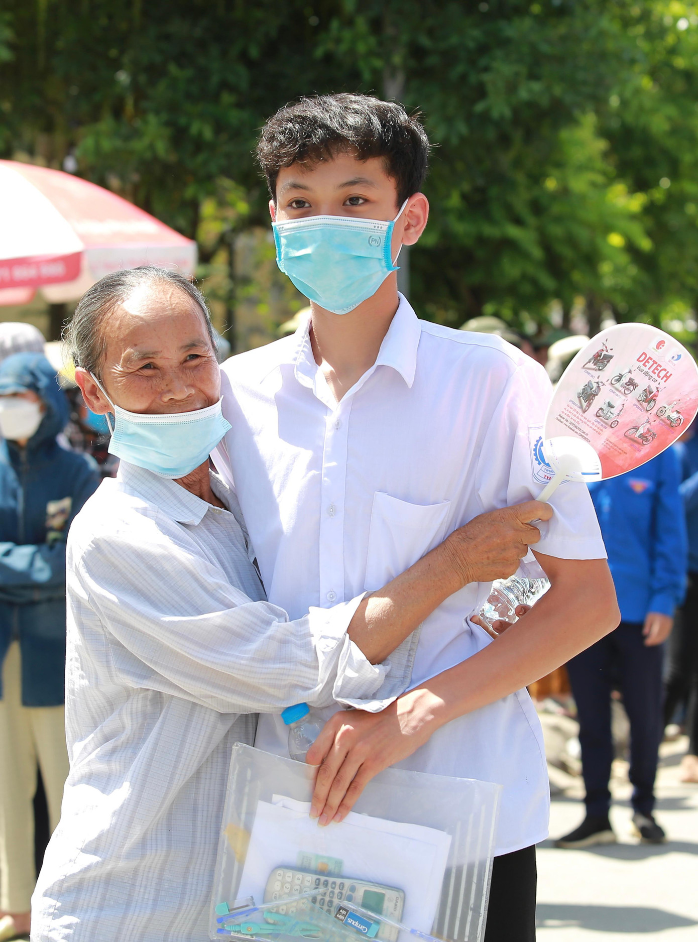 Em Huy Hoàng cùng bà nội vui mừng sau khi kết thúc môn thi Toán sáng nay tại điểm thi THPT Ngô Quyền.