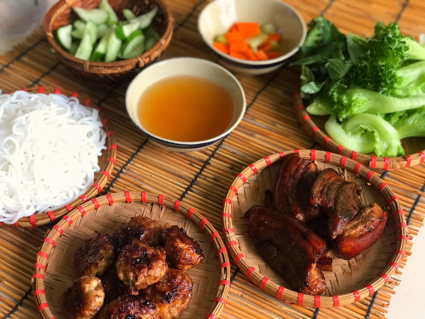 Bún chả được xếp vào mẹt nhỏ.