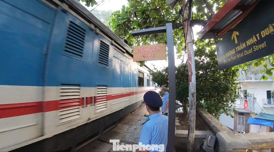Để đảm bảo an toàn chạy tàu, Chi nhánh Khai thác đường sắt Hà Nội đã tăng cường nhân viên bảo vệ tại vị trí tiếp giáp giữa quán cà phê và đường sắt, nhắc nhở du khách tránh vi phạm quy định về an toàn đường sắt.