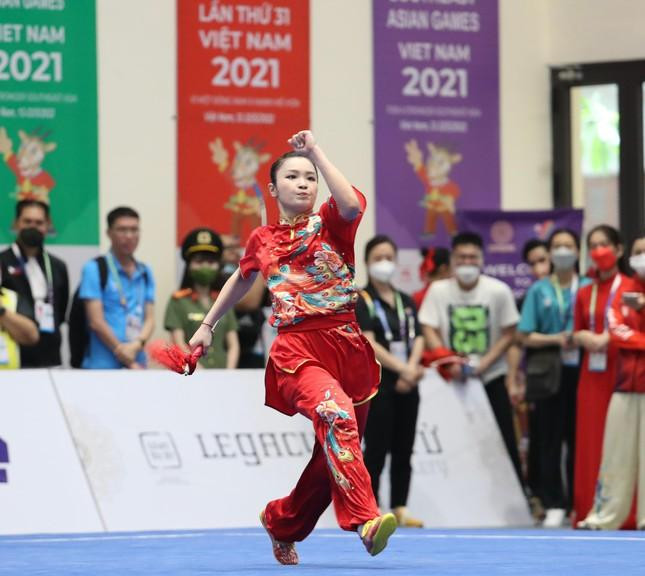 &quot;Bóng hồng&quot; Đặng Tiểu Bình thực hiện bài thi đầy tự tin và thuyết phục mặc dù cô là VĐV đầu tiên thi đấu ở nội dung kiếm thuật nữ. Ảnh: Như Ý