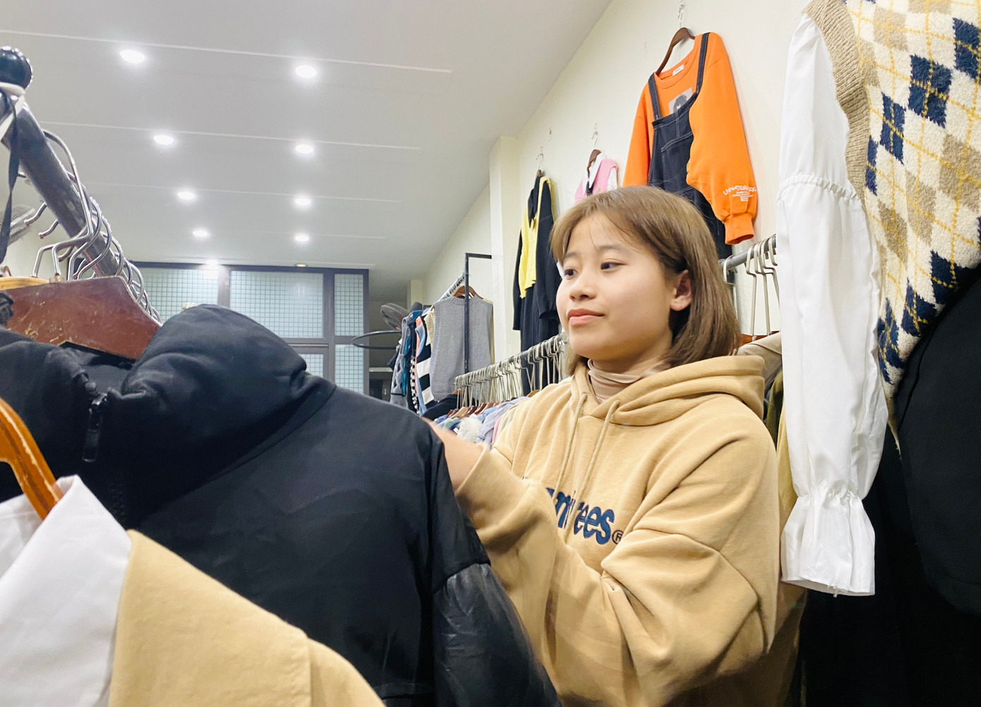 Nữ sinh Trường Đại học Ngoại thương Vũ Thị Huyền Ly tiếp tục lại công việc làm thêm sau Tết.