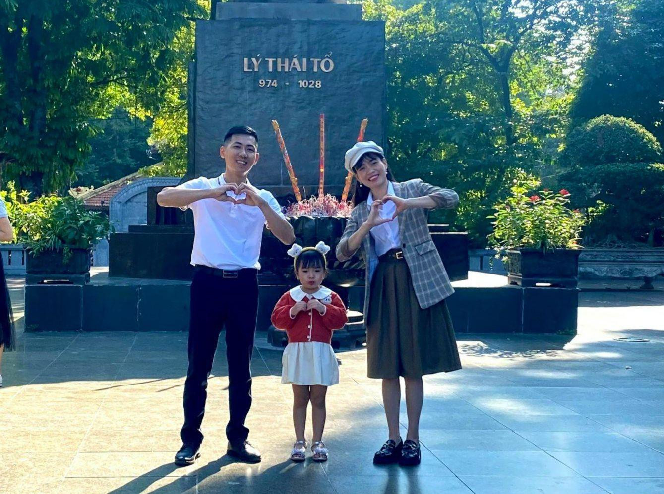 Gia đình trẻ về dự lễ tuyên dương "Gia đình trẻ Việt Nam tiêu biểu 2022" tại Hà Nội. Gia đình trẻ về dự lễ tuyên dương "Gia đình trẻ Việt Nam tiêu biểu 2022" tại Hà Nội.