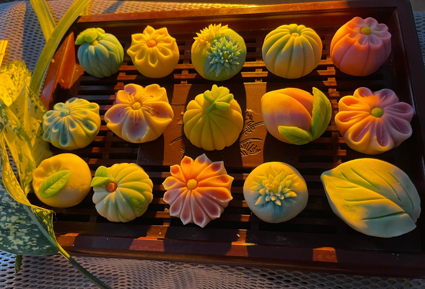 Trung thu năm nay với gia đình chị Thảo cũng khá đơn giản. Chỉ cần bánh ngon, trà nóng, ngồi cùng nhau nhâm nhi, trò chuyện là vui. "May mắn nhà mình đang ở vùng xanh nên vẫn có thể nhìn thấy mấy em nhỏ cầm đèn lồng đi tới đi lui, có ít không khí", chị Thảo nói.