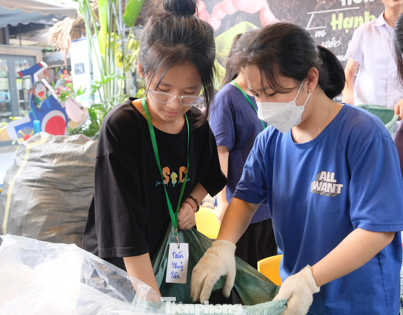 Em Vũ Thùy Dương (học sinh cấp 3 tại Hà Nội) biết đến dự án qua mạng xã hội. &quot;Đây là lần đầu em tham gia làm cộng tác viên của dự án. Em mong muốn mọi người đều nâng cao nhận thức về việc phân loại rác thải, tái chế rác thải để tạo vòng đời cho rác, từ đó giảm áp lực tiêu hủy rác ra môi trường&quot;, Dương nói.