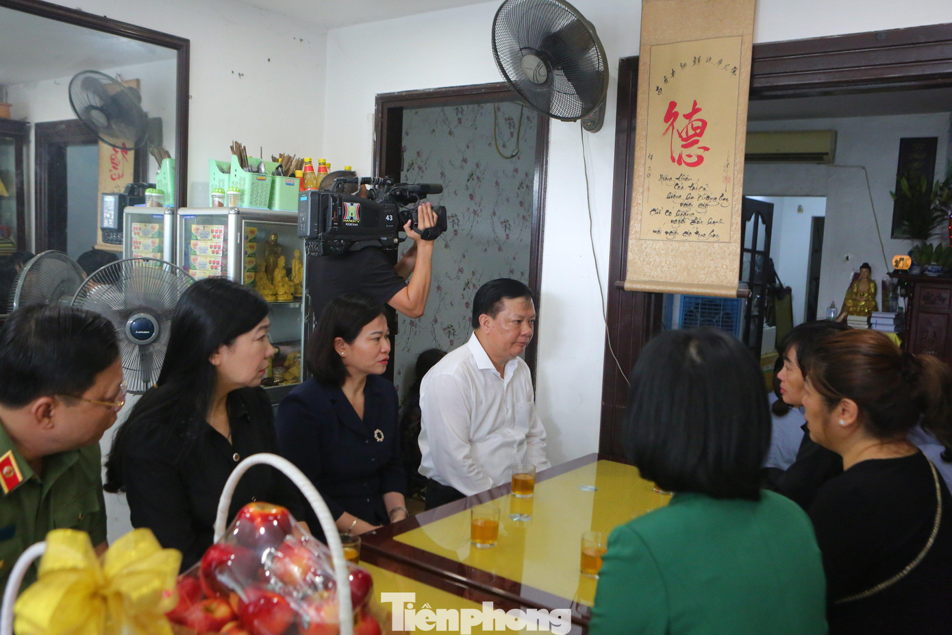 Bí thư Thành uỷ Hà Nội Đinh Tiến Dũng dẫn đầu đoàn lãnh đạo thành phố đến thăm, động viên gia đình 3 cán bộ, chiến sĩ hy sinh khi tham gia chữa cháy tại quán karaoke ISIS 231.