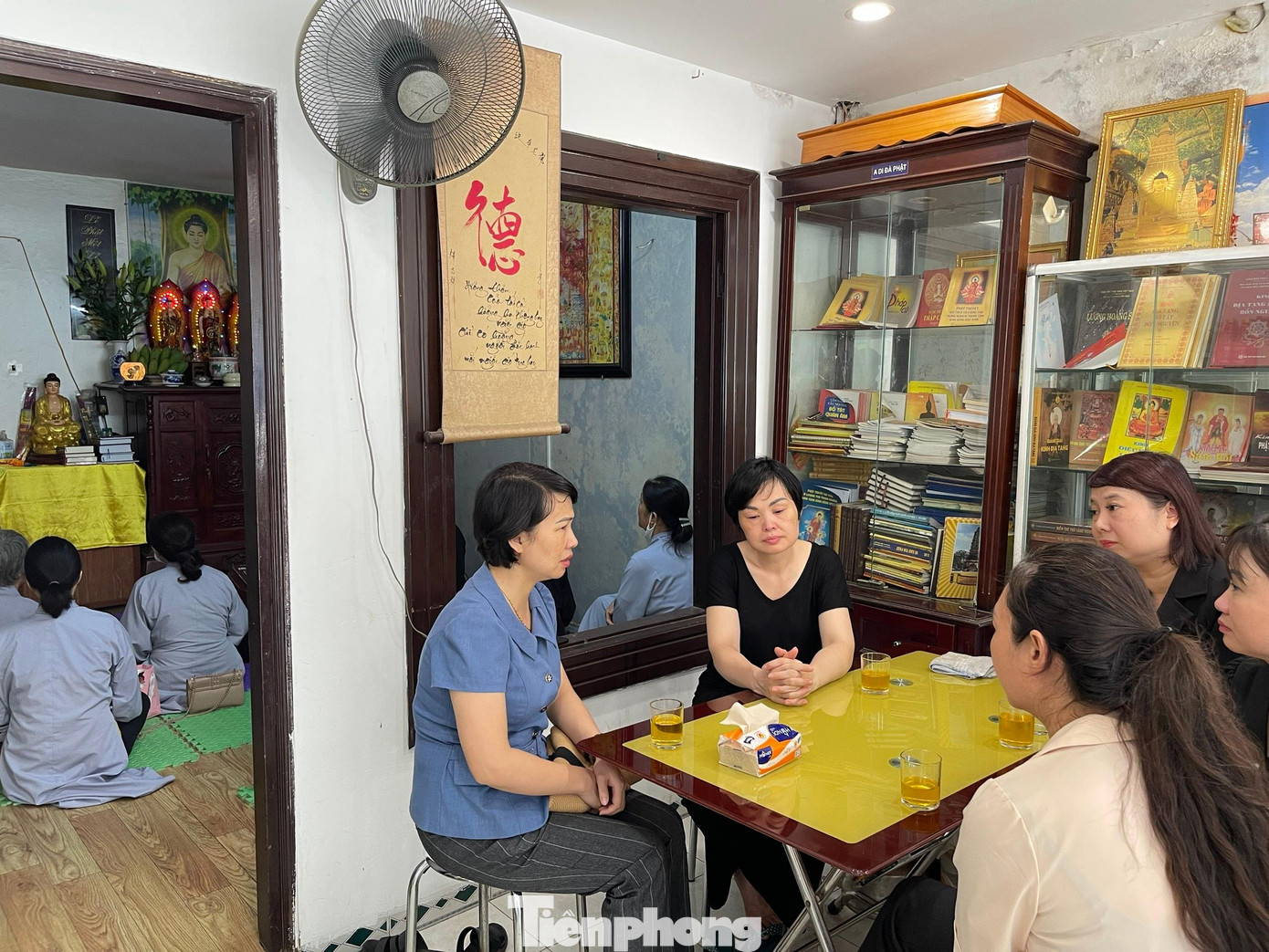 Đại diện chính quyền địa phương đến thăm và động viên gia đình binh nhì Nguyễn Đình Phúc (trú tại 103B - C3 khu tập thể Nghĩa Tân, Cầu Giấy).