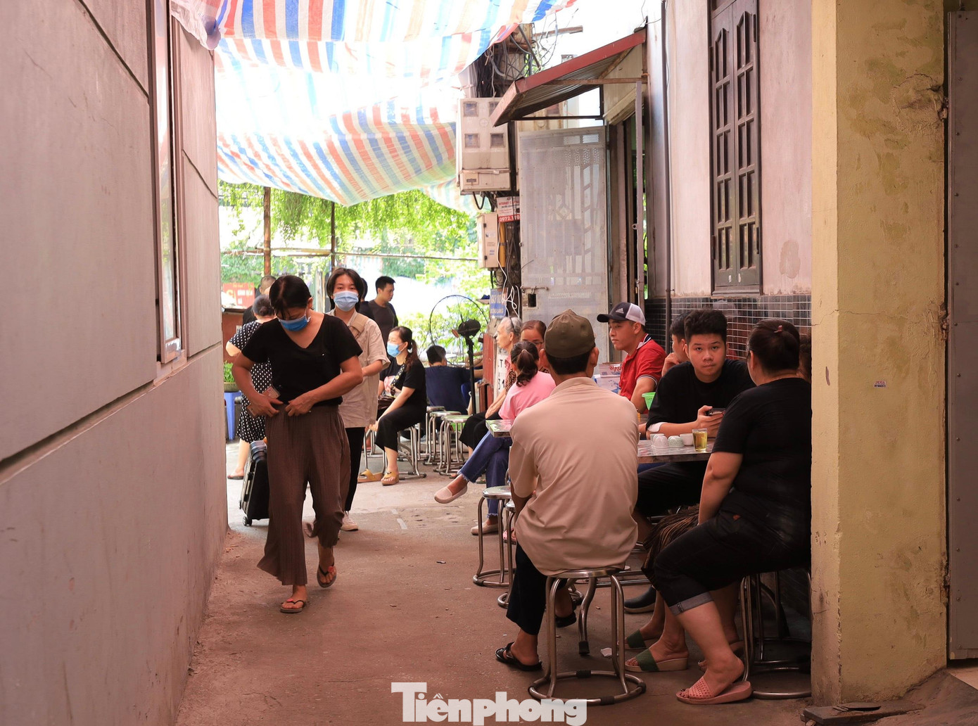 Người thân, hàng xóm chia buồn cùng với gia đình của Trung tá Đặng Anh Quân.