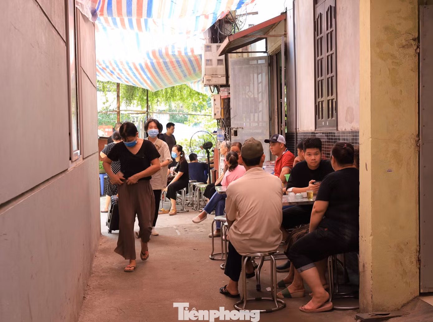 Người thân, hàng xóm chia buồn cùng với gia đình của Trung tá Đặng Anh Quân.