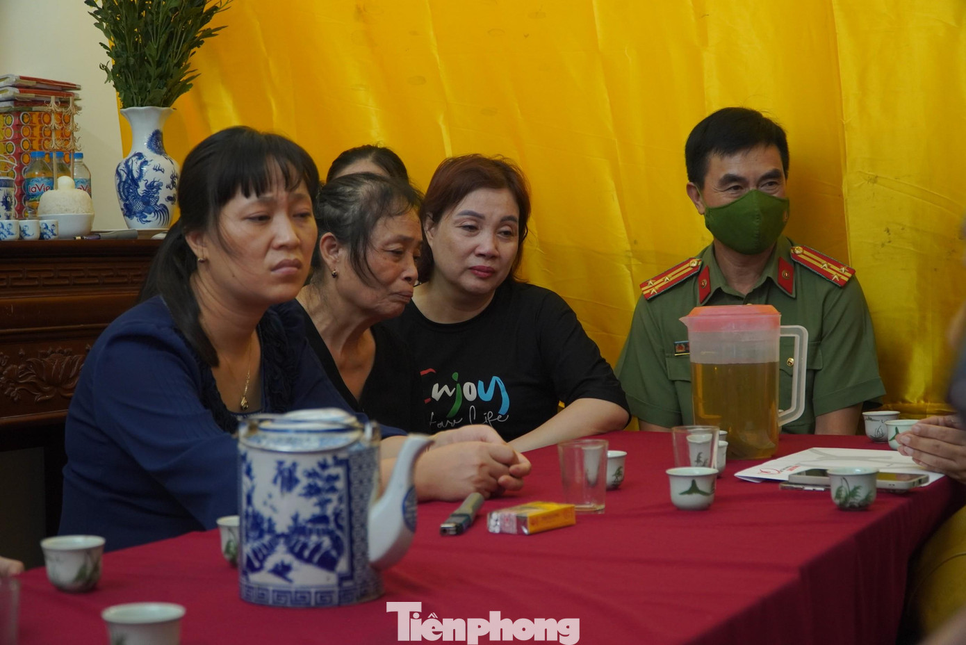 Bà Trần Thị Thủy (68 tuổi, mẹ của Trung tá Đặng Anh Quân) nghẹn ngào: “Quân vốn mồ côi cha từ nhỏ, bây giờ hai con trai của nó lại cũng mồ côi cha, đau đớn quá!”