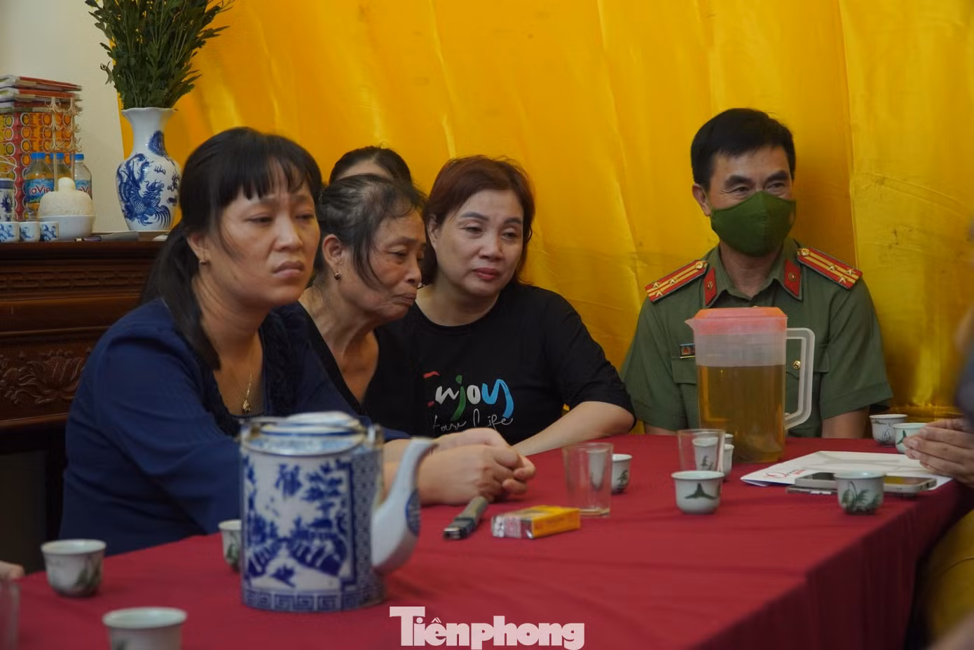 Bà Trần Thị Thủy (68 tuổi, mẹ của Trung tá Đặng Anh Quân) nghẹn ngào: “Quân vốn mồ côi cha từ nhỏ, bây giờ hai con trai của nó lại cũng mồ côi cha, đau đớn quá!”