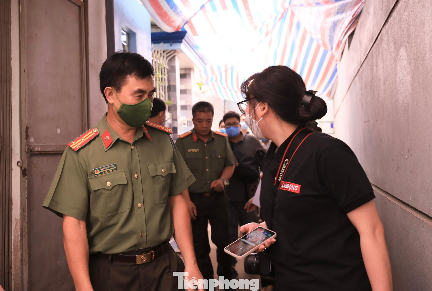 Đại diện lãnh đạo Công an thành phố Hà Nội đến thăm và chia buồn với gia đình của Trung tá Đặng Anh Quân.