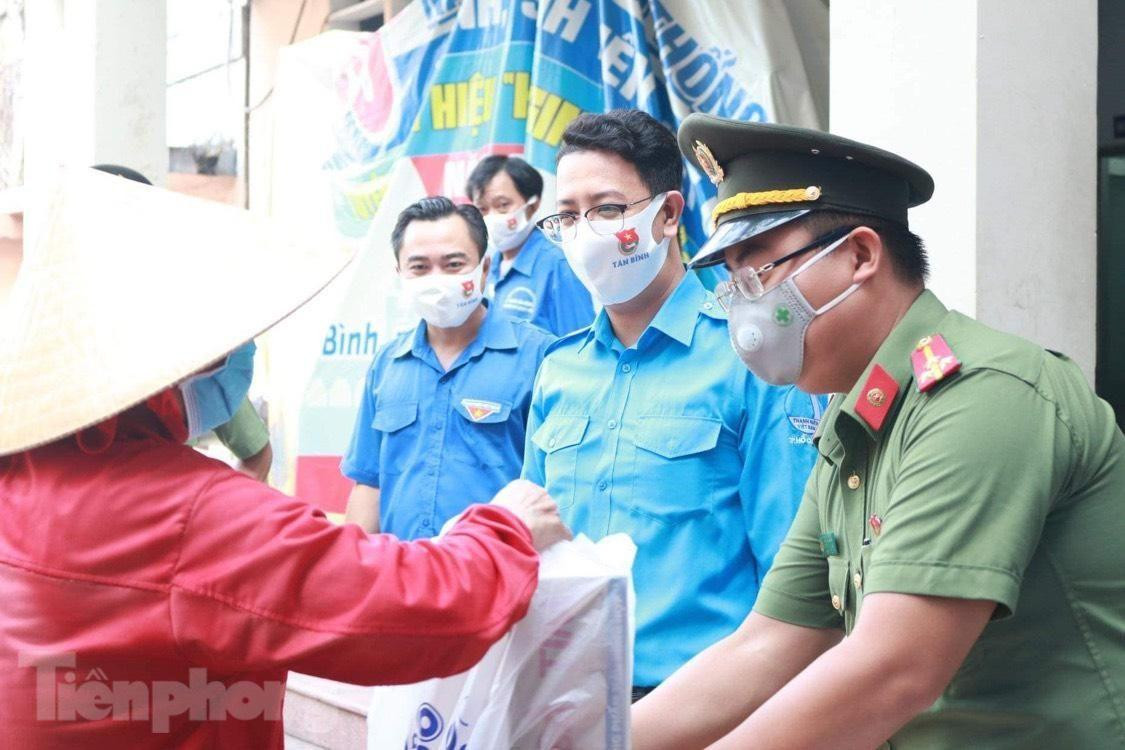 Đại úy Đặng Văn Thắng vinh dự là đại biểu có nhiều thành tích nổi bật về dự Đại hội Đoàn toàn quốc XII. Đại úy Đặng Văn Thắng vinh dự là đại biểu có nhiều thành tích nổi bật về dự Đại hội Đoàn toàn quốc XII.