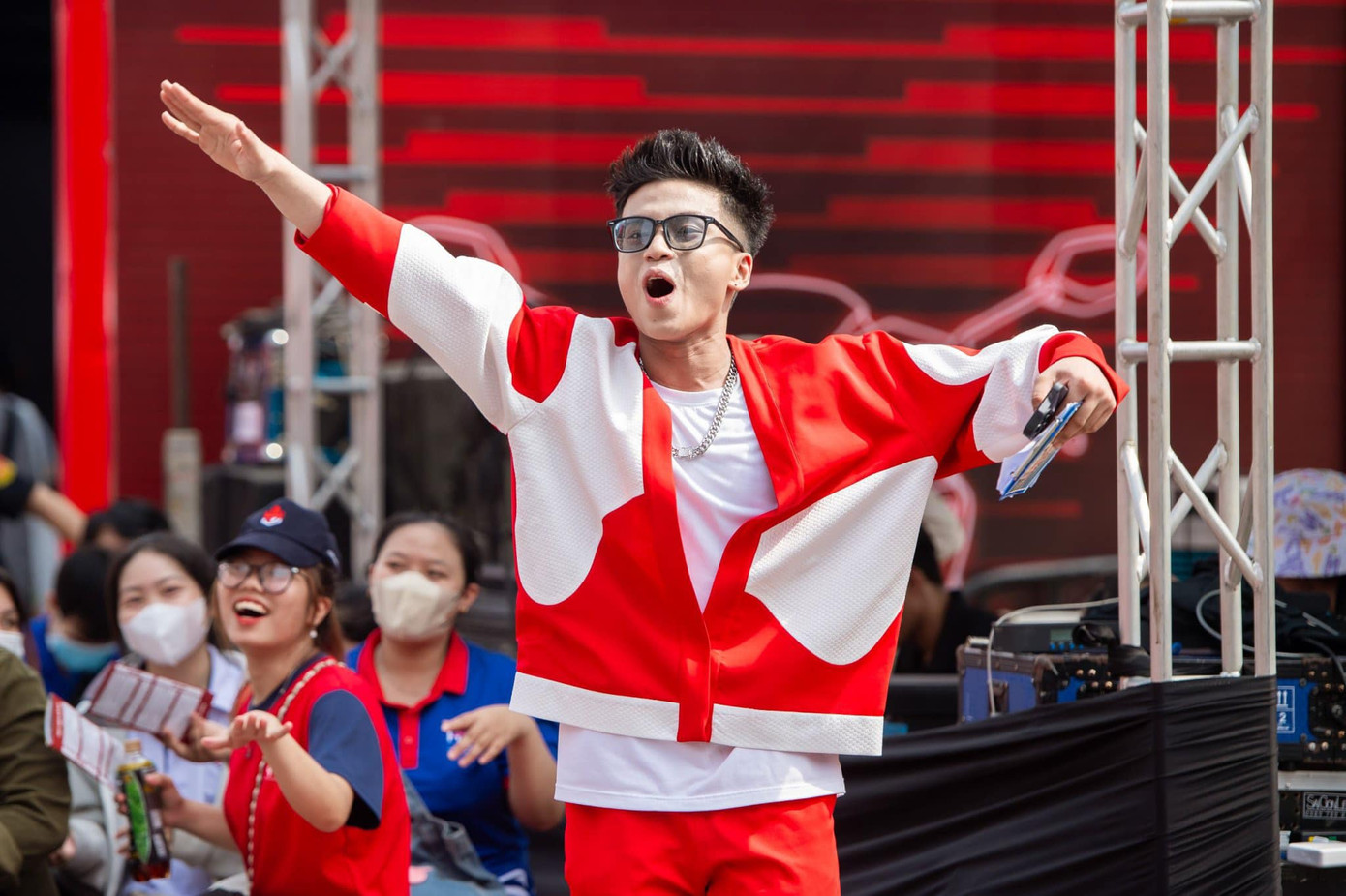 Bạn Lưu Hải Phong (áo đỏ) trở lại công việc trong tâm thế hứng khởi, nhiều năng lượng. Ảnh: NVCC Bạn Lưu Hải Phong (áo đỏ) trở lại công việc trong tâm thế hứng khởi, nhiều năng lượng. Ảnh: NVCC