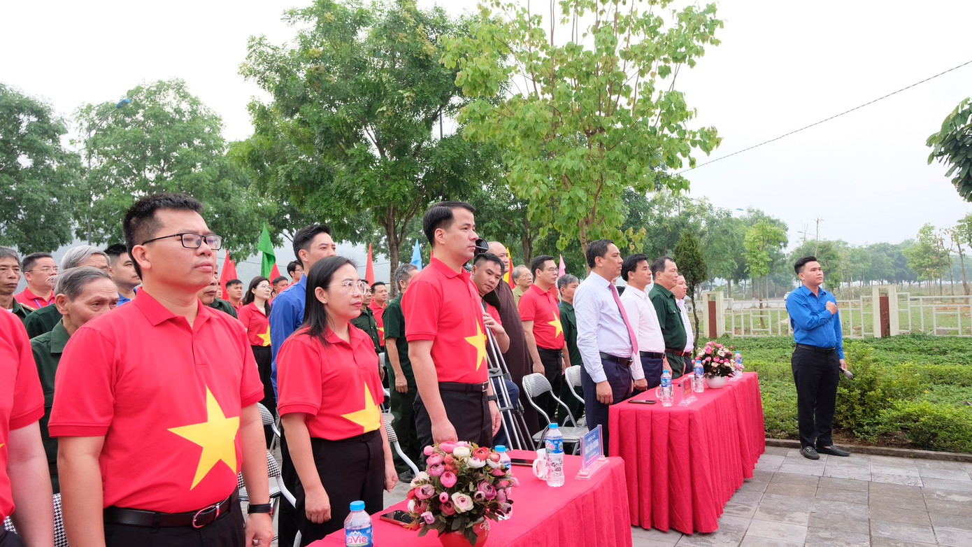 Tại Khu di tích cách mạng Soi Lần, đoàn đại biểu trang nghiêm thực hiện lễ chào cờ thiêng liêng. Ảnh: Châu Linh