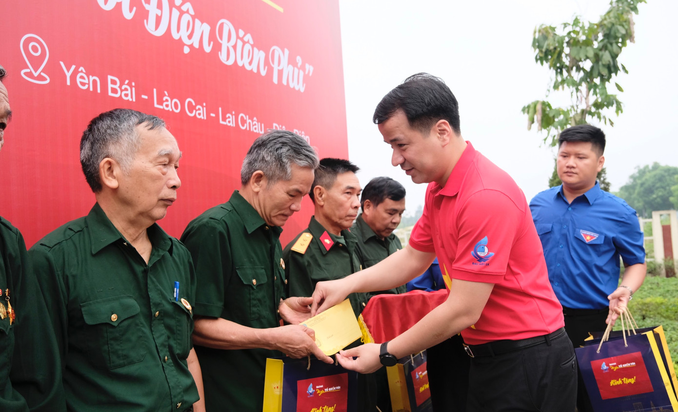 Anh Ngô Văn Cương trao tặng cờ Tổ quốc cho đoàn viên, thanh niên tỉnh Lào Cai và quà cho cựu chiến binh, gia đình liệt sĩ, thương binh, gia đình chính sách. Ảnh: Châu Linh