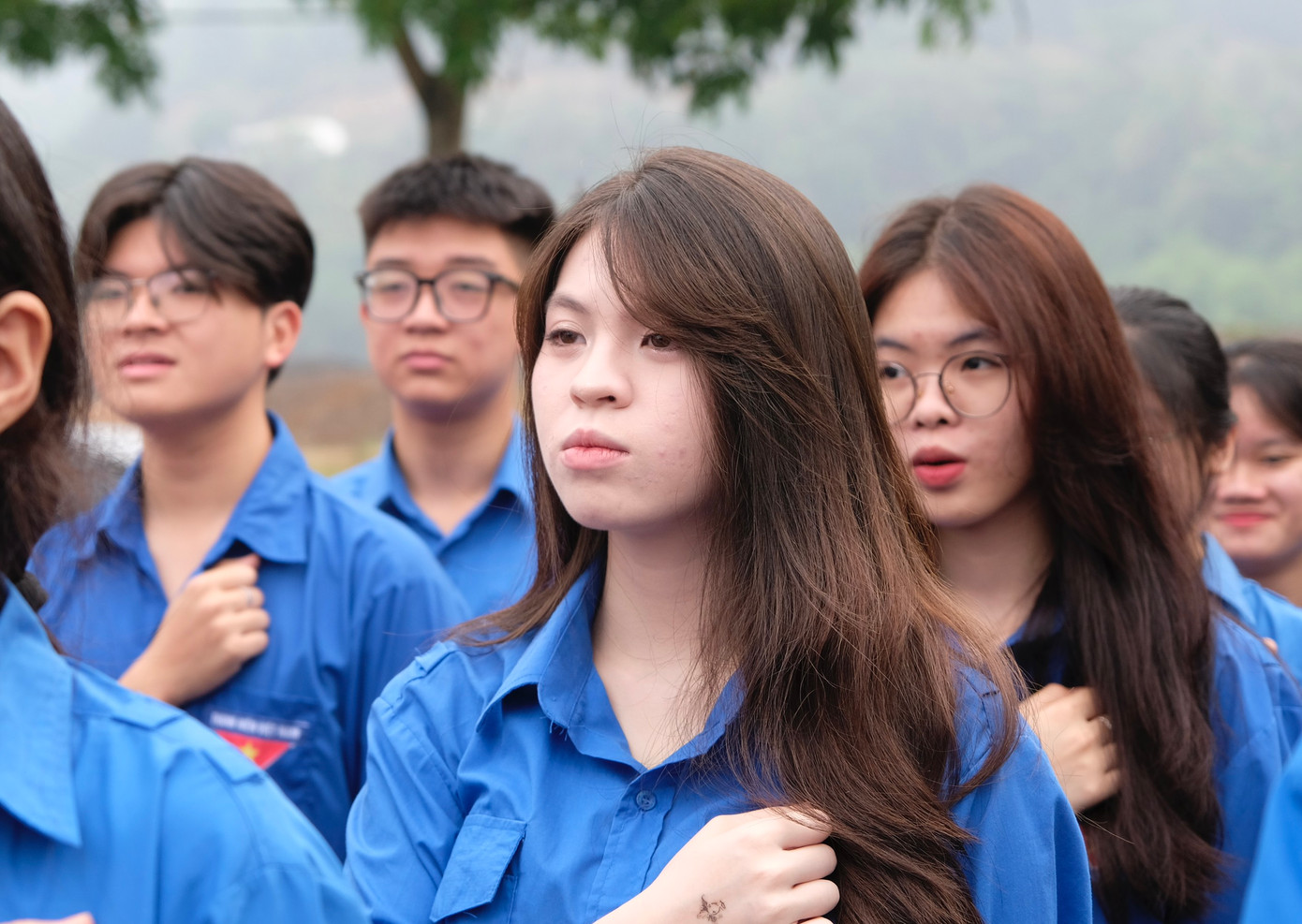 Tại Khu di tích cách mạng Soi Lần, đoàn đại biểu trang nghiêm thực hiện lễ chào cờ thiêng liêng. Ảnh: Châu Linh