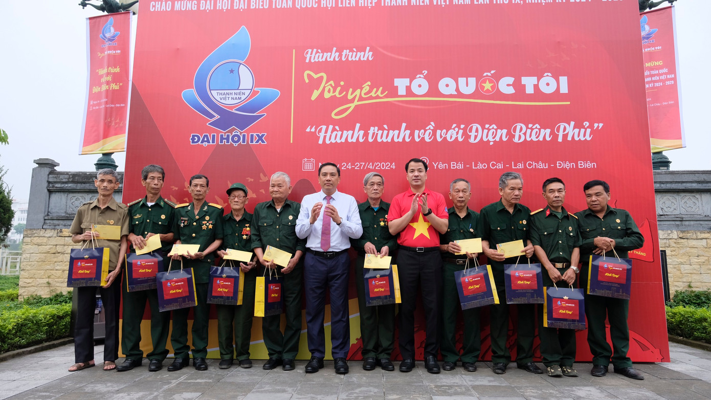 Anh Ngô Văn Cương trao tặng cờ Tổ quốc cho đoàn viên, thanh niên tỉnh Lào Cai và quà cho cựu chiến binh, gia đình liệt sĩ, thương binh, gia đình chính sách. Ảnh: Châu Linh