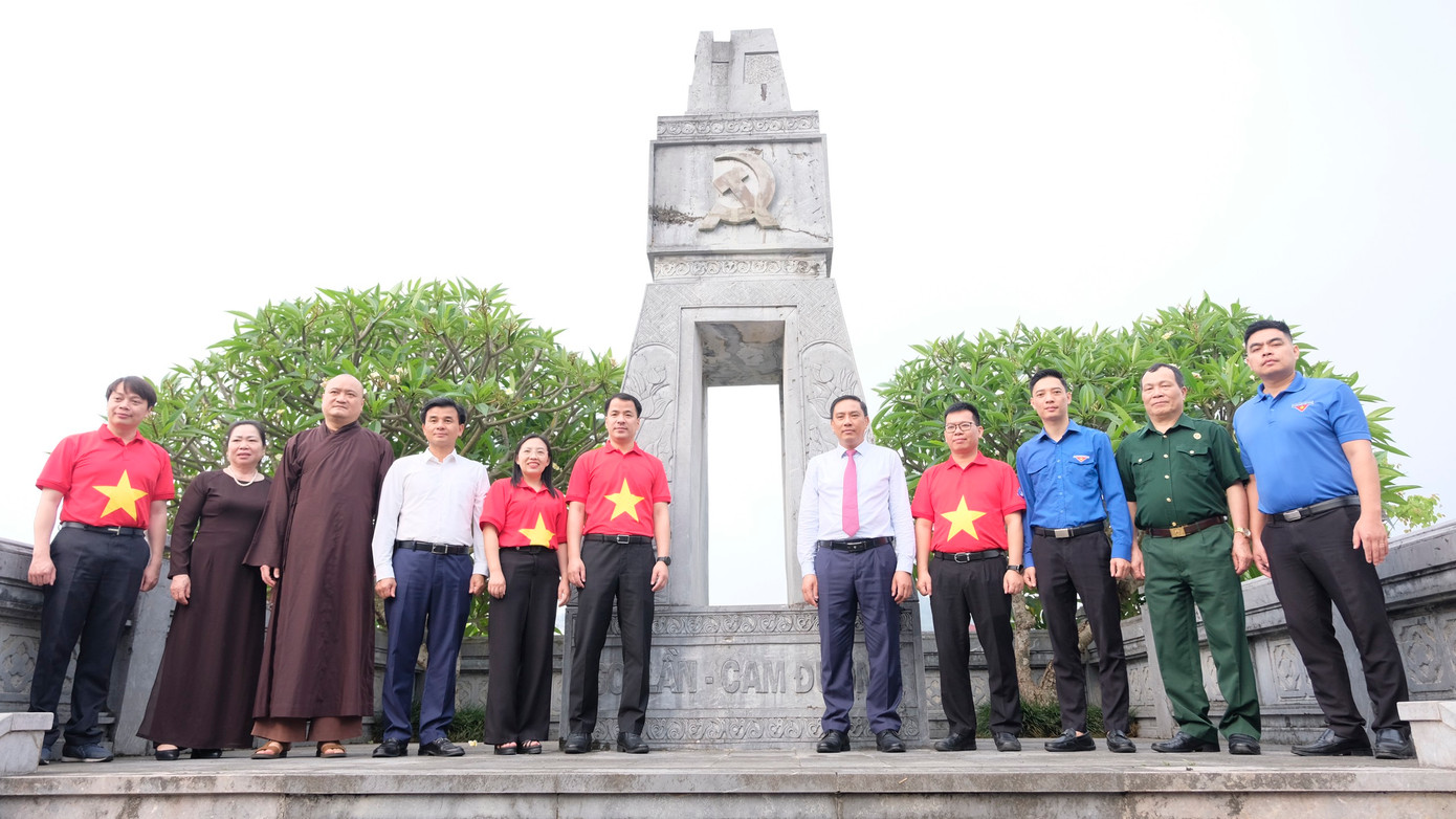 Đoàn đại biểu tham quan Khu di tích cách mạng Soi Lần là nơi thành lập chi bộ Đảng Cộng sản Đông Dương đầu tiên của tỉnh Lào Cai. Ảnh: Châu Linh