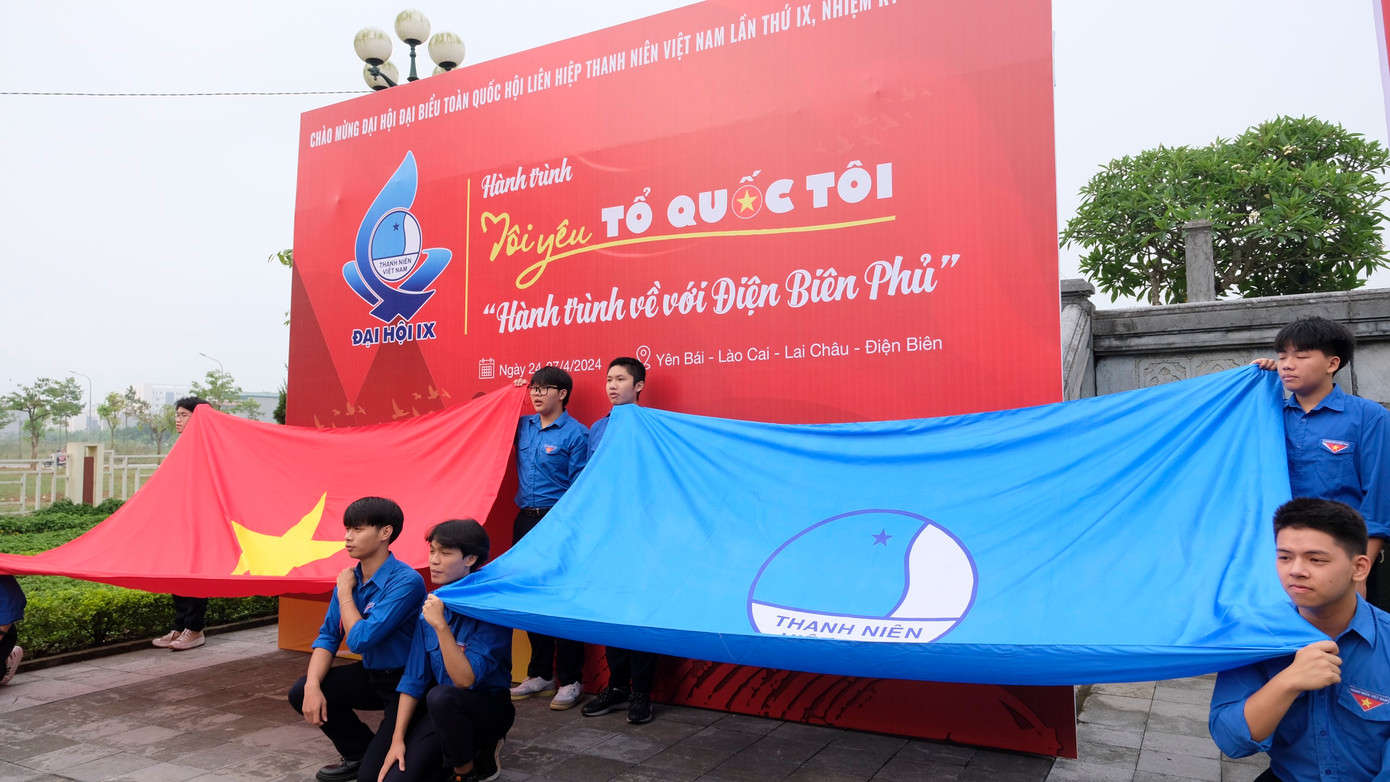 Tại Khu di tích cách mạng Soi Lần, đoàn đại biểu trang nghiêm thực hiện lễ chào cờ thiêng liêng. Ảnh: Châu Linh