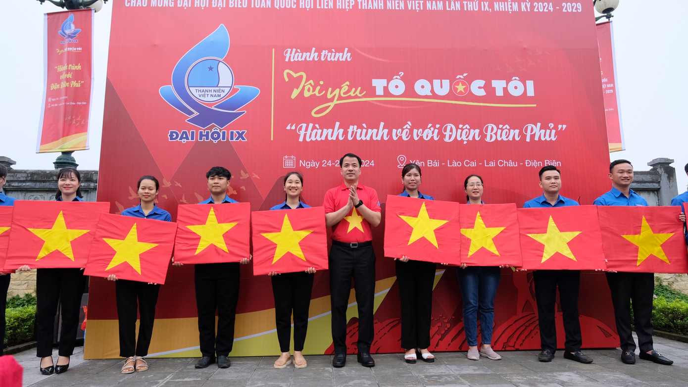 Anh Ngô Văn Cương trao tặng cờ Tổ quốc cho đoàn viên, thanh niên tỉnh Lào Cai và quà cho cựu chiến binh, gia đình liệt sĩ, thương binh, gia đình chính sách. Ảnh: Châu Linh