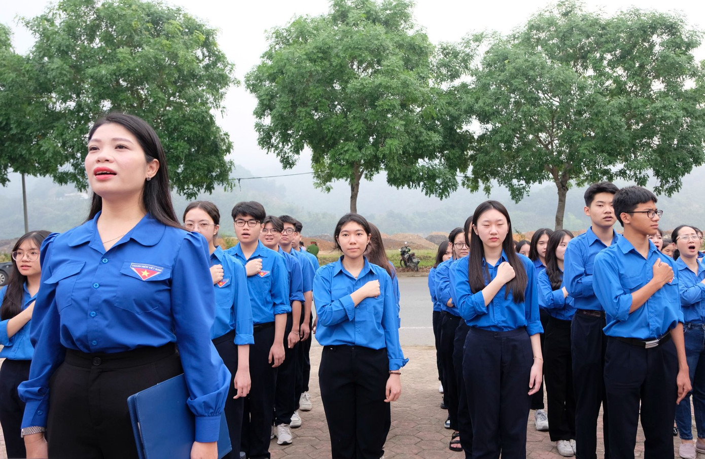 Tại Khu di tích cách mạng Soi Lần, đoàn đại biểu trang nghiêm thực hiện lễ chào cờ thiêng liêng. Ảnh: Châu Linh