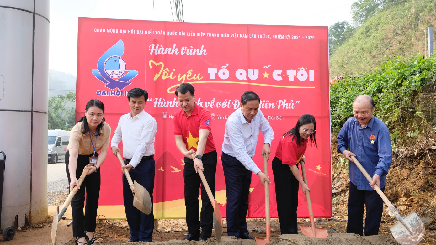 Các đại biểu thực hiện nghi lễ khởi công xây dựng Nhà tình nghĩa cho gia đình ông Đỗ Quốc Tể (sinh năm 1942, thôn Suối Ngàn, xã Cam Đường). Ảnh: Châu Linh